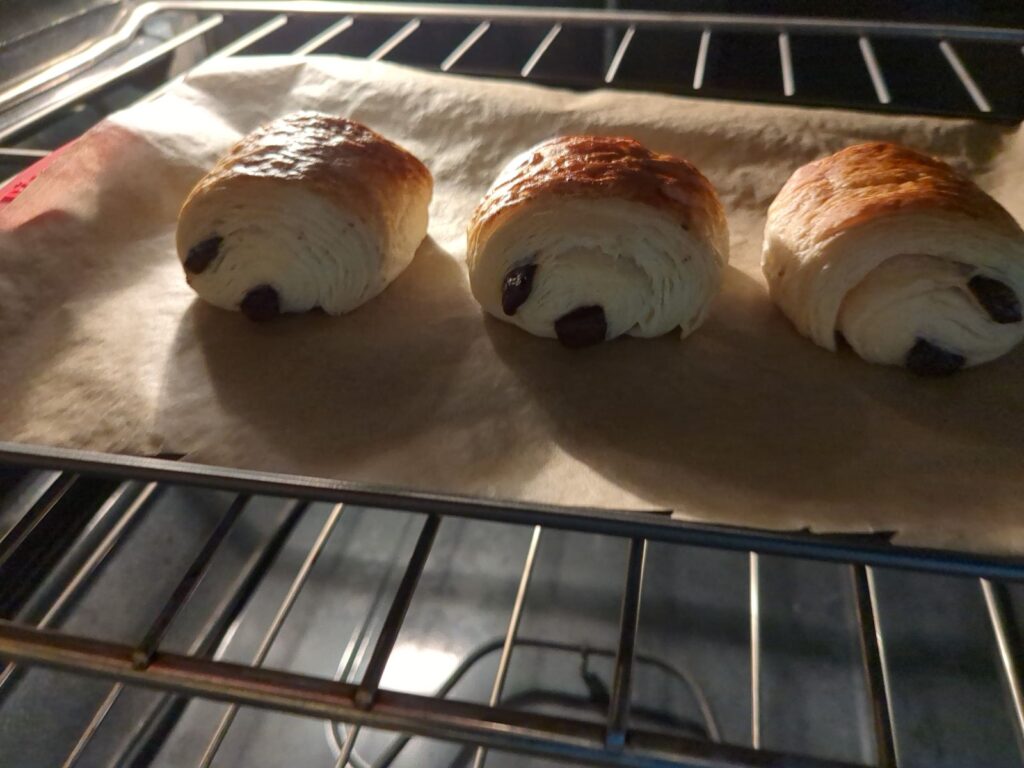 焼きあがったチョコクロワッサン