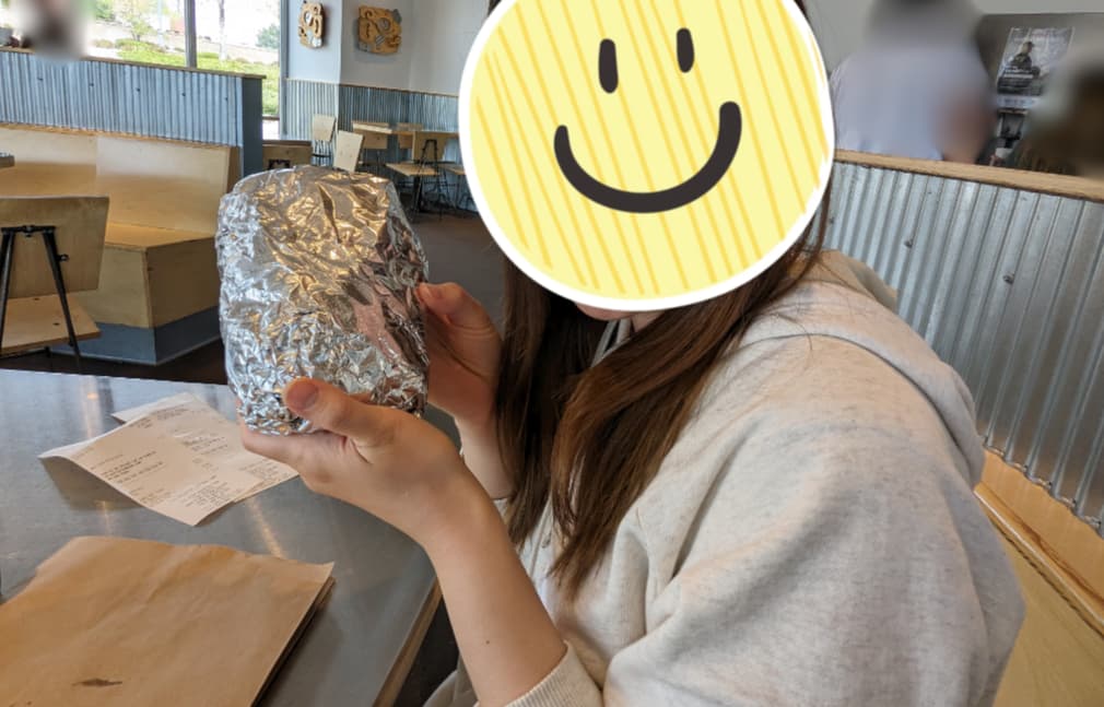 CHIPOTLEのブリトーの大きさが分かる写真