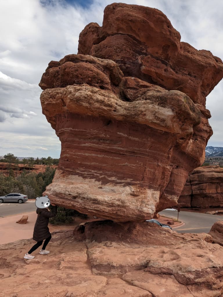 Garden Of The Gods の名所であるバランスロックを持ち上げる様子